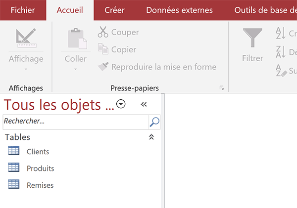 Volet des objets Access proposant trois tables de base de données