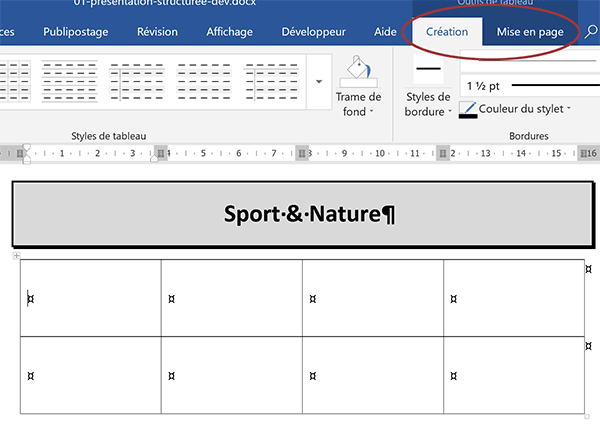 Tableau Word sélectionné avec rubans contextuels pour régler propriétés et mise en forme